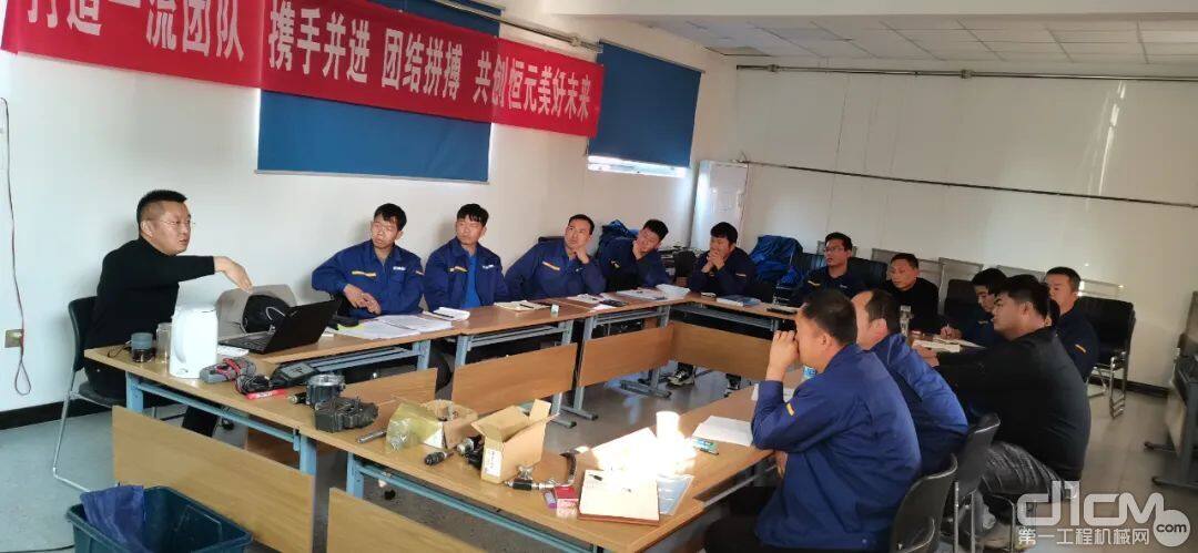 程帅为一线服务人员做现场培训