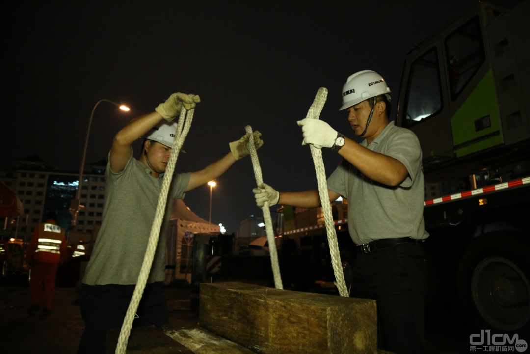 在中联重科助力央视直播阅兵项目工作中，龙卫国（右）为设备保驾护航