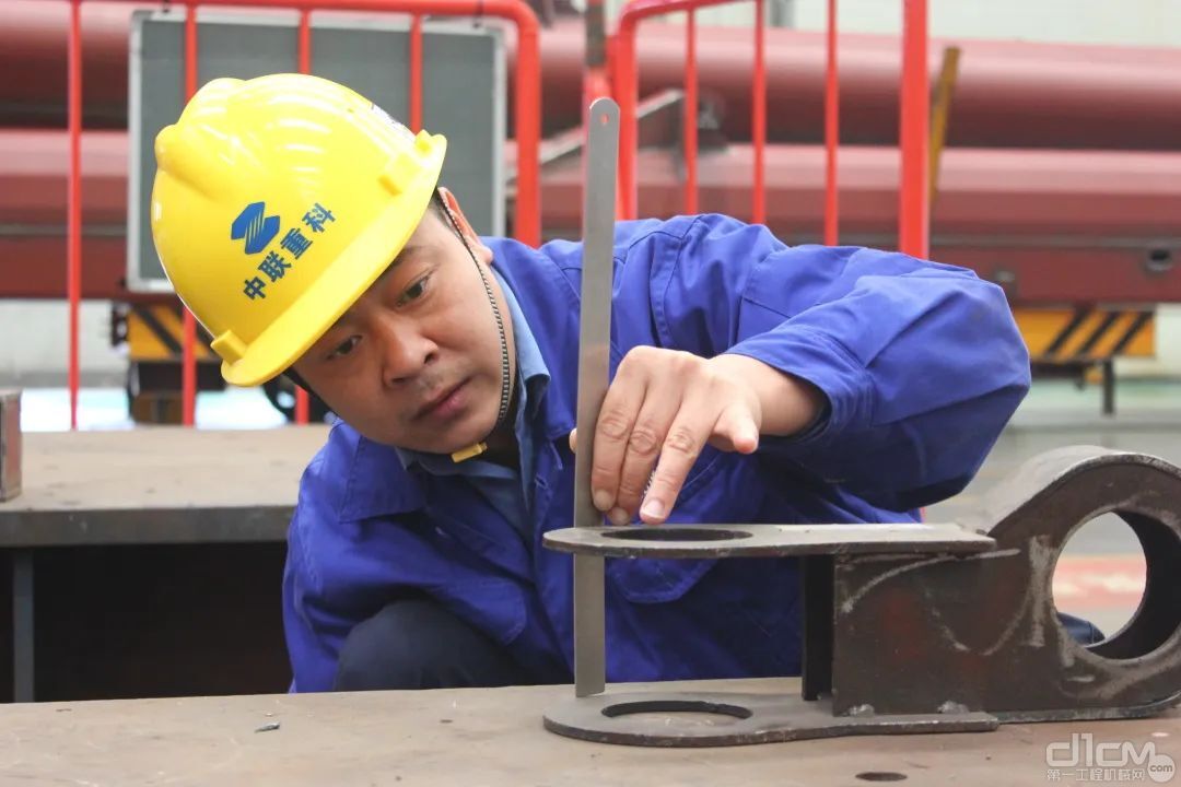 ▲中联重科工程起重机公司冷作钣金工——李传泉